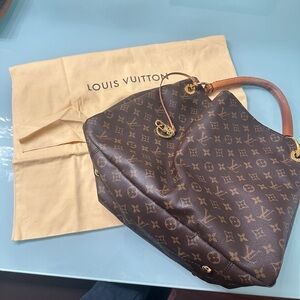 Louie Vuitton Monogram Artsy Shoulder Bag